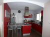 cuisine murs rouge et gris.jpg